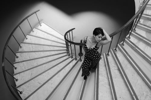 Imagine de stoc gratuită din alb-negru, balustradă, femeie