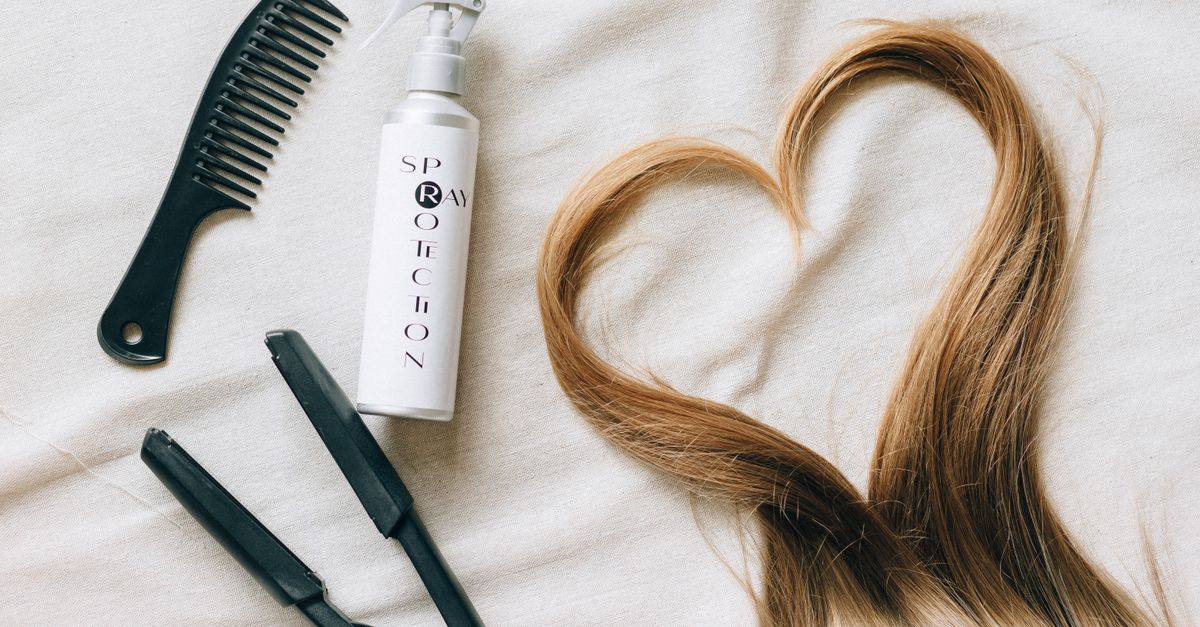 テーブルに並んだヘアスタイリングツールのフラットレイ