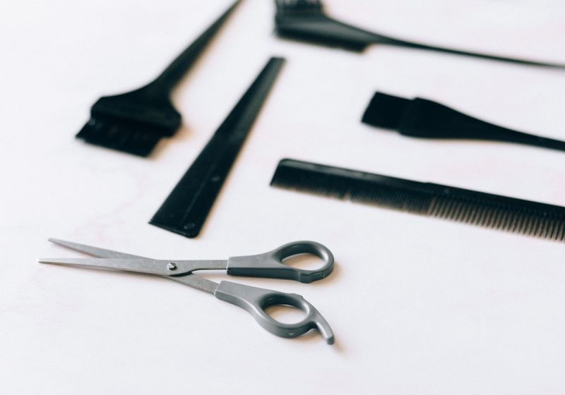 Friseurwerkzeug, Scheren und Kämme