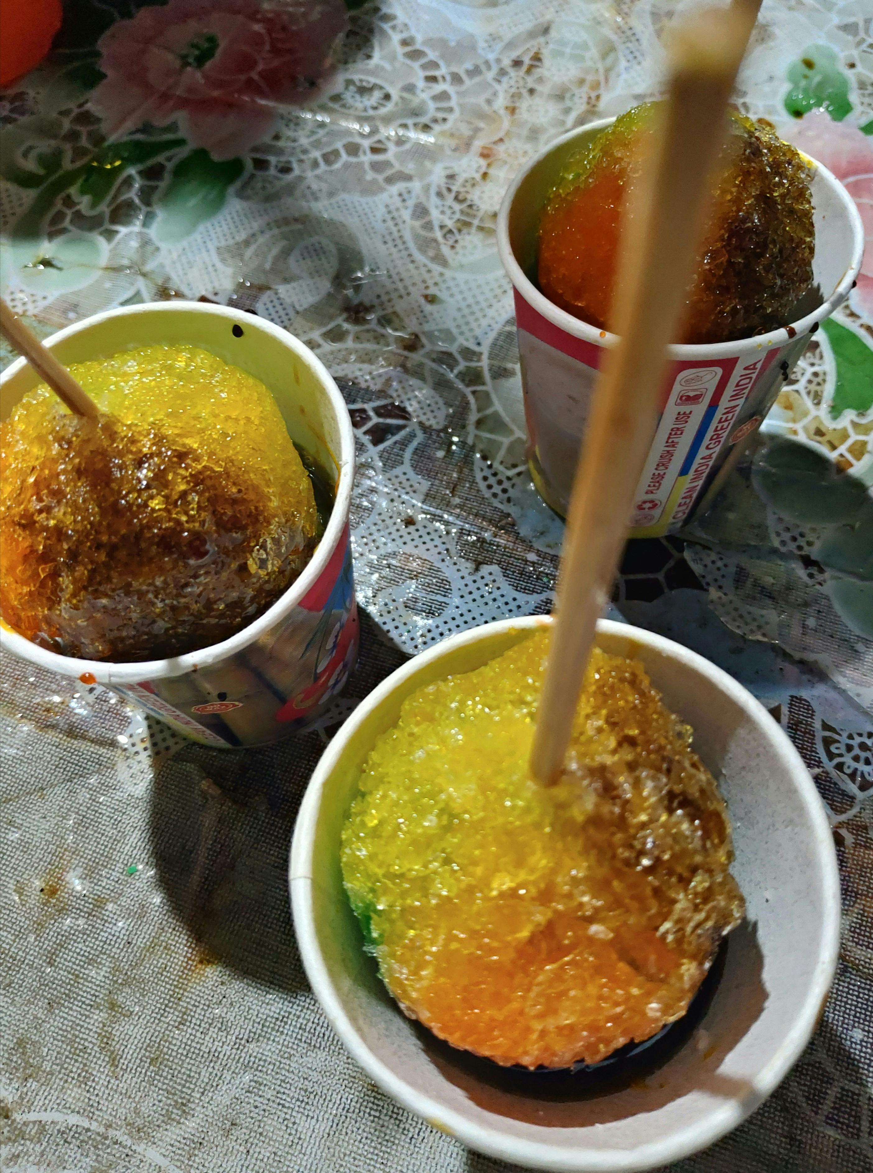 Personne âgée souriante faisant des exercices de bras sur chaise