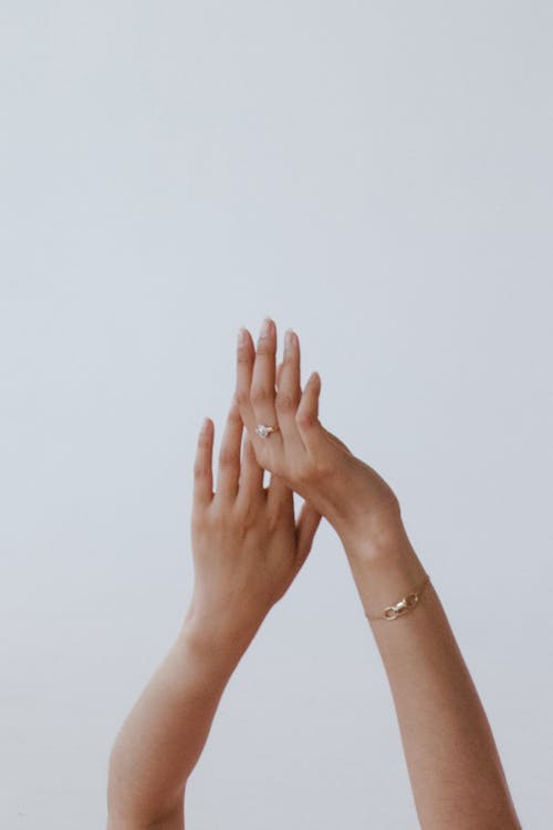 Gratis lagerfoto af hænder, hud, hvid baggrund