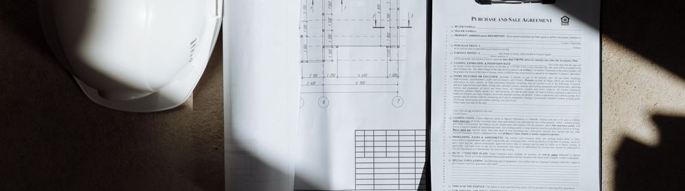 Plans de chantier et casque de sécurité au soleil