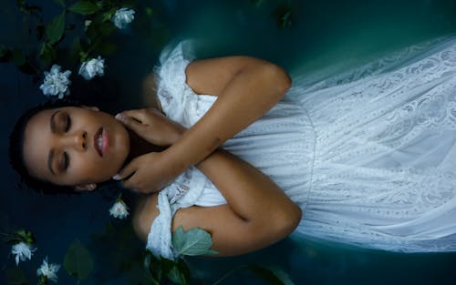 Immagine gratuita di donna afro-americana, donna nera, galleggiante