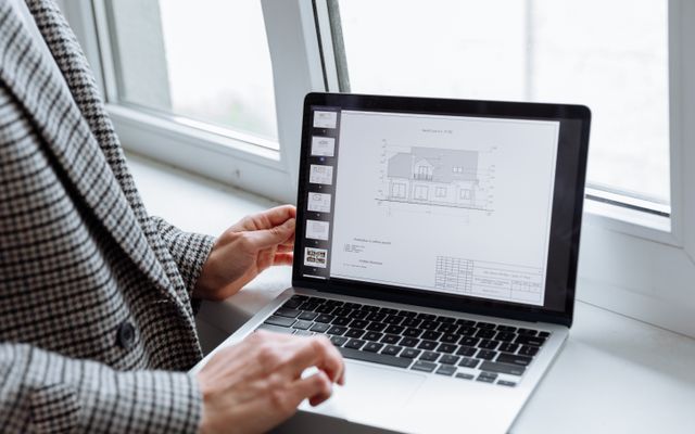 Case in vendita a Montecchio Maggiore da privato: cosa sapere prima – Keyspace – Agenzia immobiliare a Vicenza e provincia persona al computer annuncio immobiliare