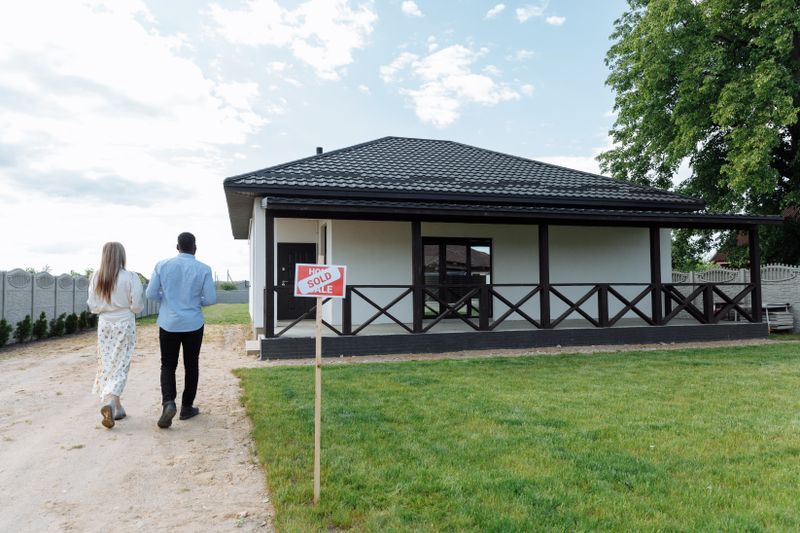 Should You Sell Your House Privately or With a Realtor in Ontario?
