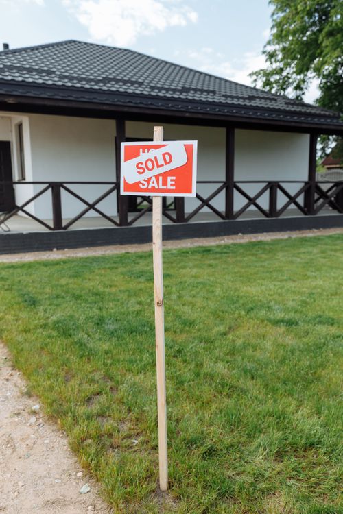 Sold sign in front of a Florida home, representing a fast cash sale to avoid foreclosure