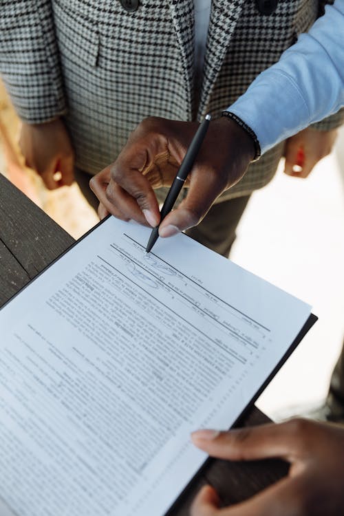 Free A Person Signing a Contract Stock Photo
