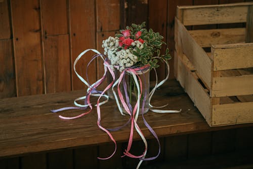 Foto d'estoc gratuïta de arranjament floral, banc de fusta, cintes