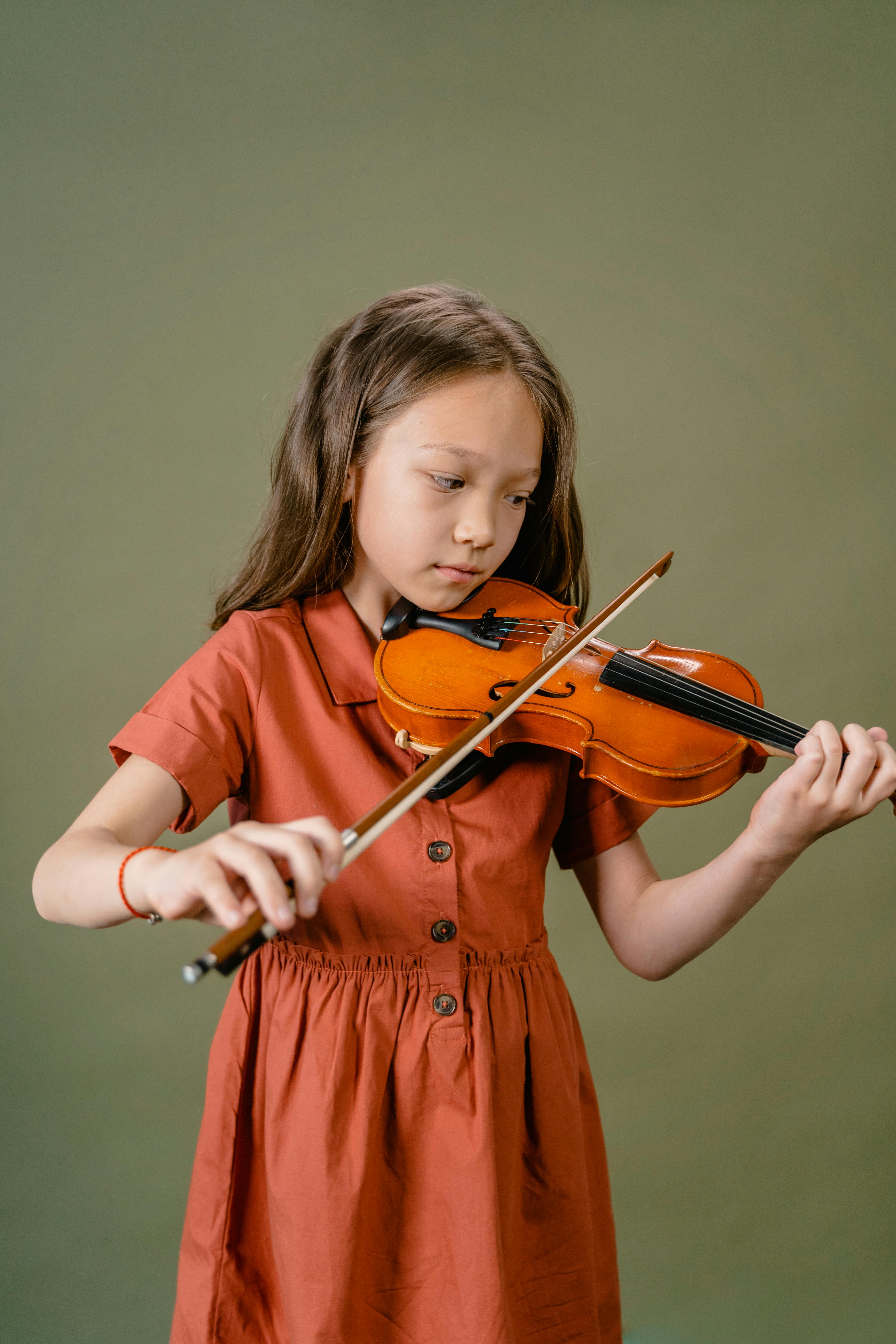 bent Til meditation forurening Girl Playing the Violin · Free Stock Photo