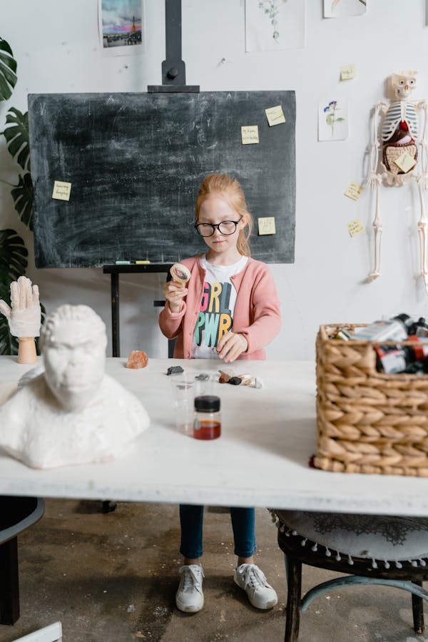 Studenten lernen Sprachen online mit Laptop und Büchern