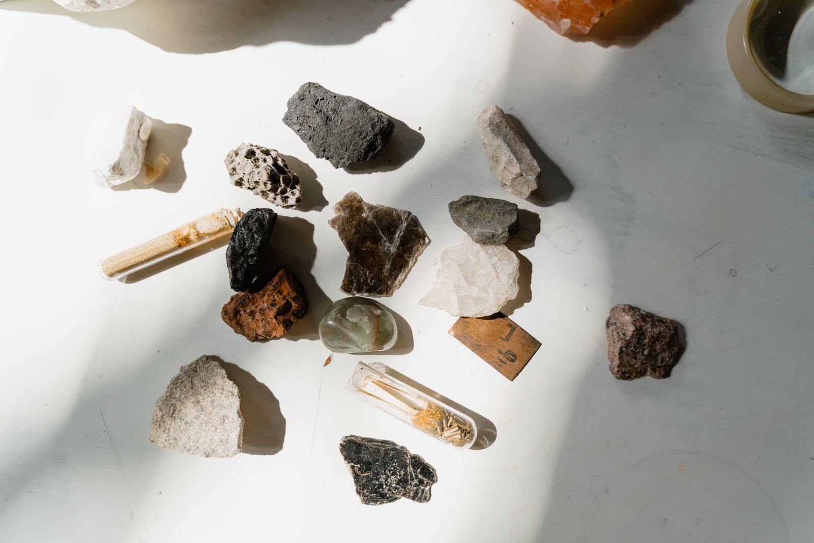 Minerais de terras raras em uma máquina