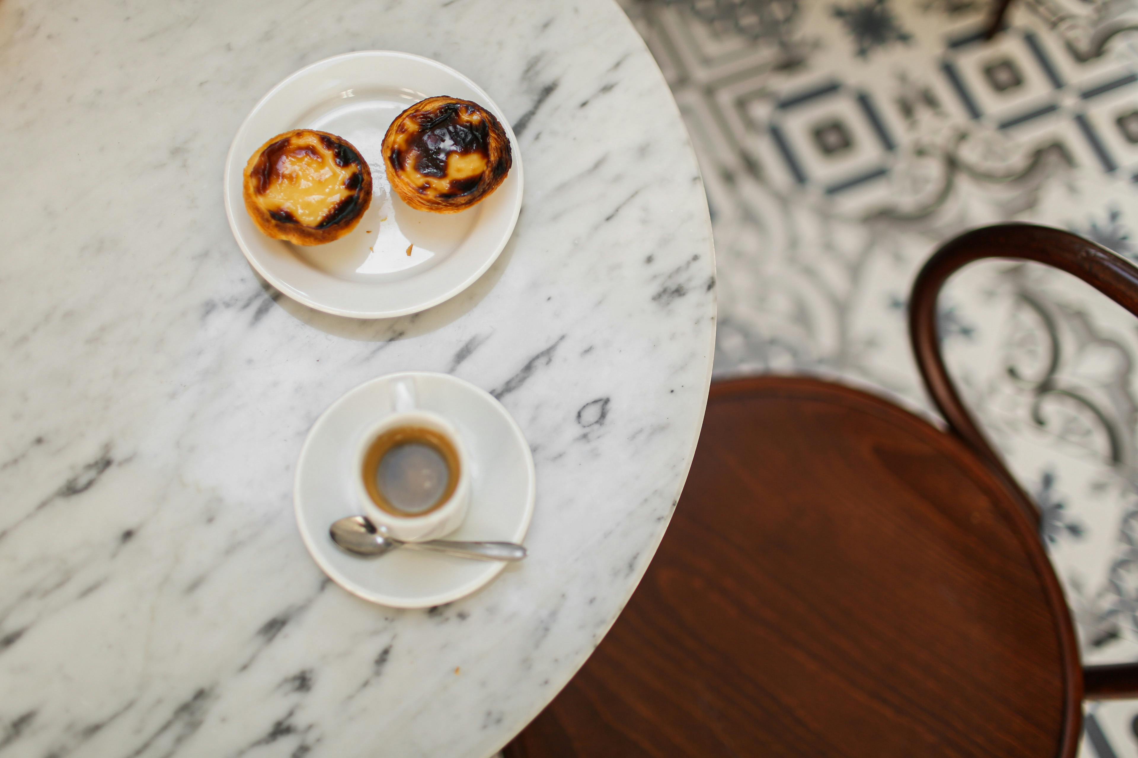 Bécs legendás kávéházai: 5 kötelező úti cél – Vienna traditional coffee house interior marble tables