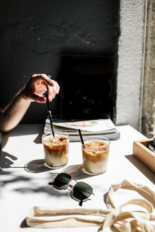 カフェ, コーヒー, サングラスの無料の写真素材