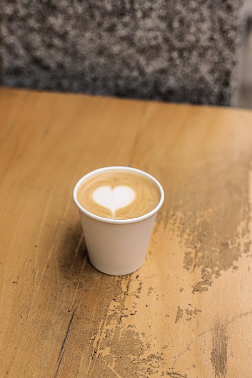 Ücretsiz Ahşap Yüzeye Yerleştirilmiş Fincanda Kahve Stok Fotoğraflar