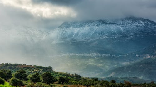 Free Vue Panoramique Sur La Montagne Par Une Journée Sombre Stock Photo