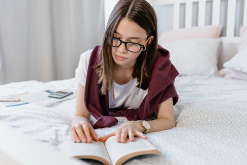 Gratis stockfoto met aan het leren, aan het liegen, bed