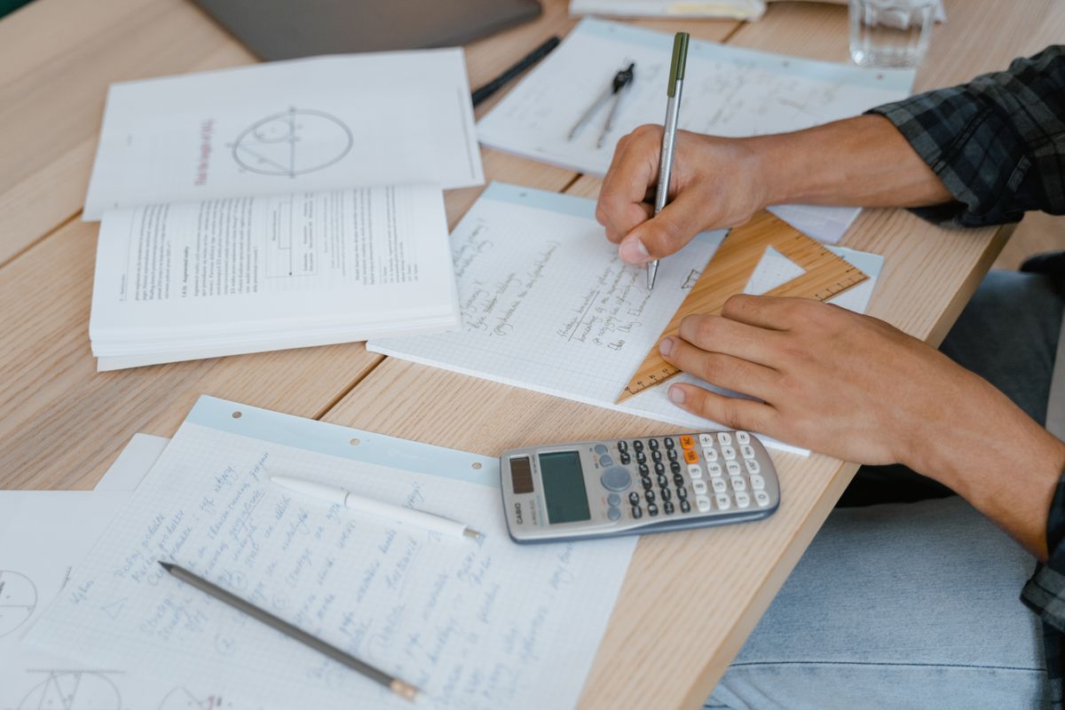 طالب يحل مسائل رياضية باستخدام آلة حاسبة