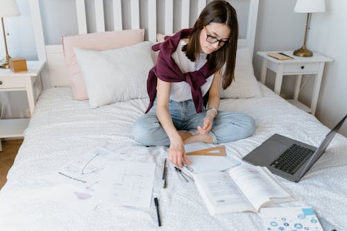 Fotos de stock gratuitas de adentro, aprender en línea, aprendiendo