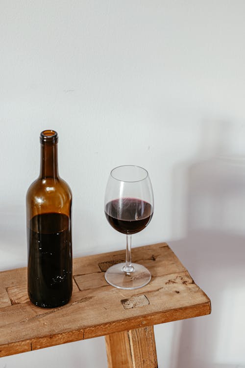 grátis Foto profissional grátis de copo de vinho, frasco, tiro vertical Foto profissional