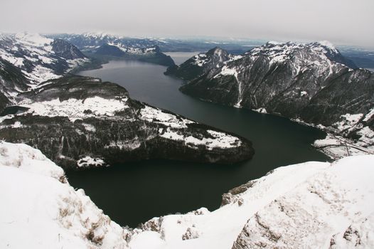白雪皑皑的山地和宁静的湖泊，从空中俯瞰，景色令人惊叹