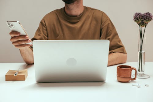 Kostenloses Stock Foto zu arbeiten, arbeitsplatz, becher