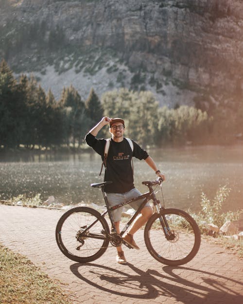 adam, arazi, bisikletçi içeren Ücretsiz stok fotoğraf