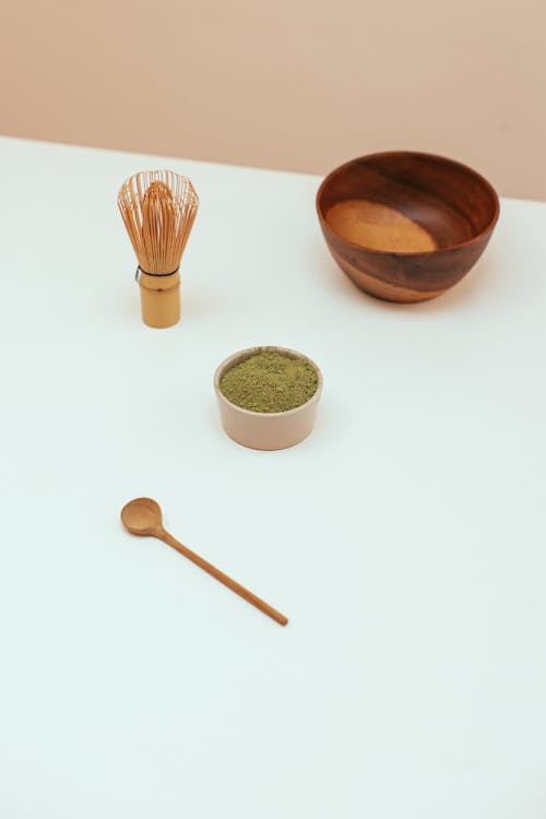 Gratis lagerfoto af bambus visp, grøn te, hvid overflade