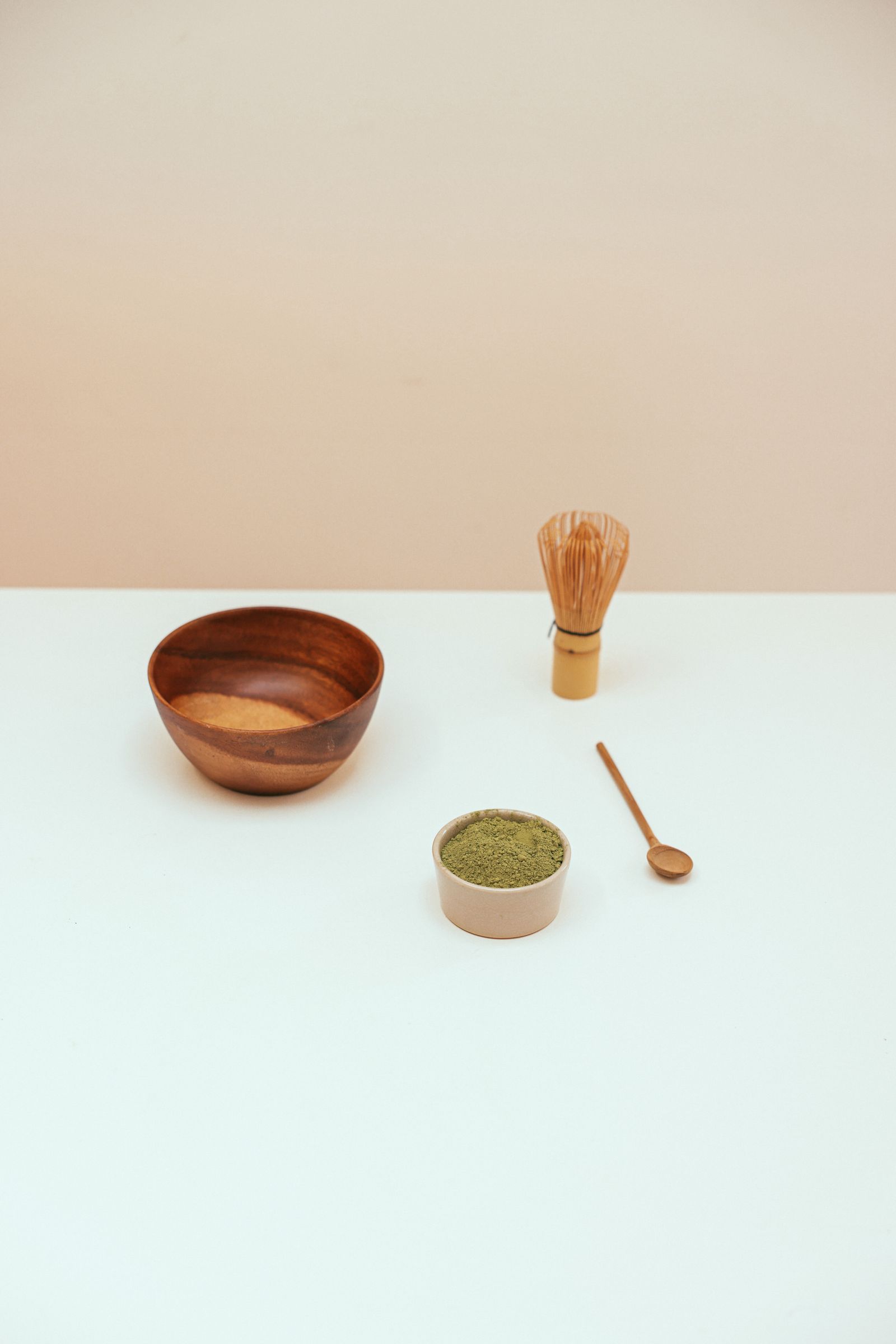 抹茶の粉と茶筅を並べた茶道具