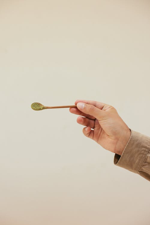 Foto profissional grátis de chá verde, colher de madeira, dedos