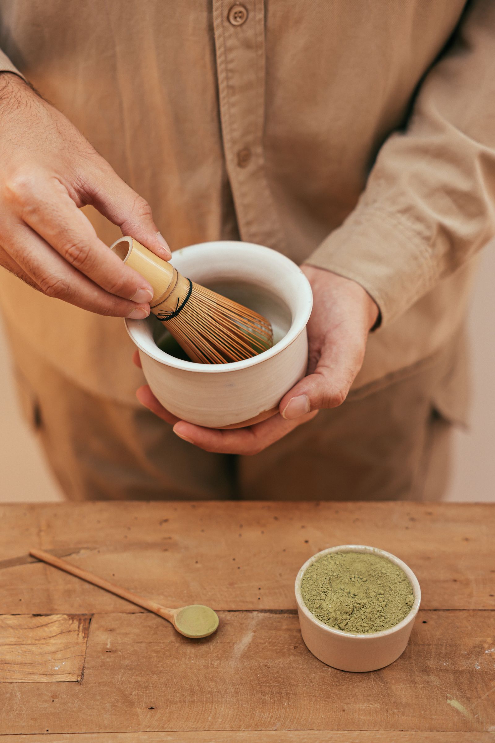 Matcha vispas varsamt i en keramisk skål