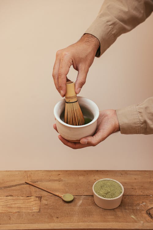 Бесплатное стоковое фото с бамбуковый венчик, вертикальный выстрел, зеленый чай