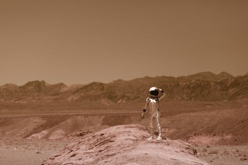 Foto profissional grátis de areia, astronauta, cosplay