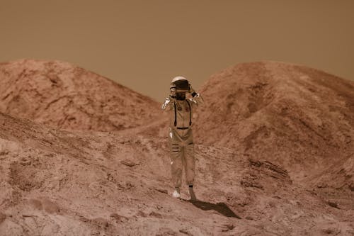 Бесплатное стоковое фото с астронавт, гора, каска