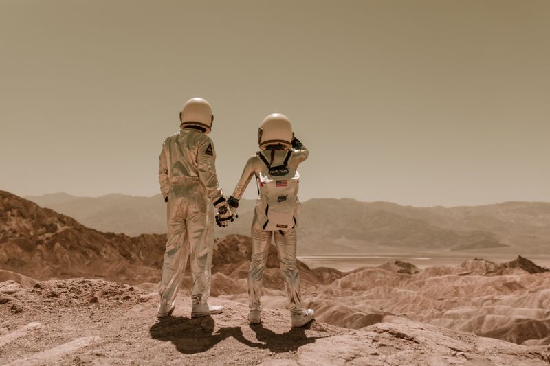Ilustracija svemirske letjelice koja putuje prema planetu Mars u dubokom svemiru.