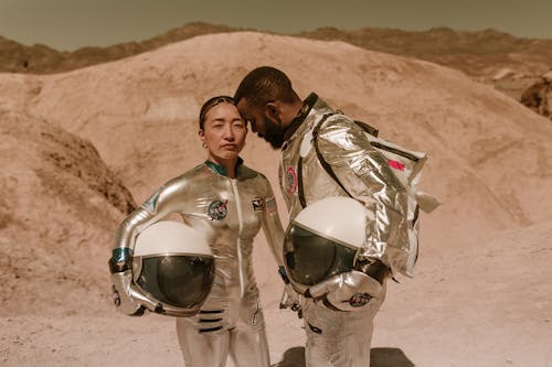 Бесплатное стоковое фото с астронавты, близость, влюбленные