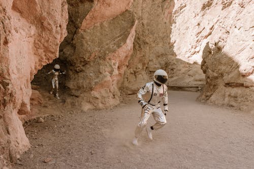 Foto d'estoc gratuïta de a l'aire lliure, àrid, astronautes