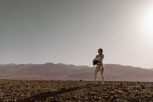 Kostnadsfri bild av asiatisk kvinna, astronaut, håller