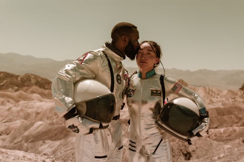 Ücretsiz afrikalı amerikalı adam, astronotlar, Asyalı kadın içeren Ücretsiz stok fotoğraf Stok Fotoğraflar