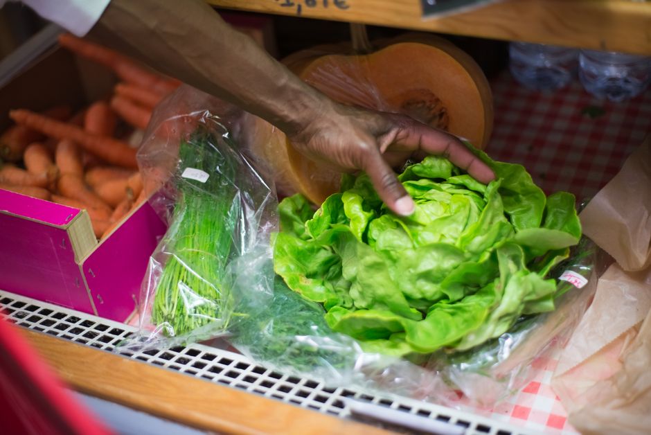 Produtos alimentícios variados organizados