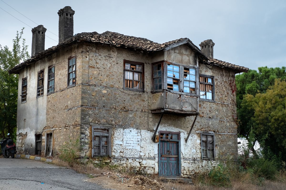 Vaciar una masía de piedra volcánica en la Garrotxa
