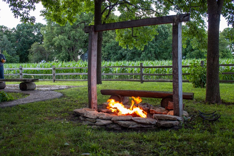 Curved bench seating around a fire pit - Fire pit seating arrangements