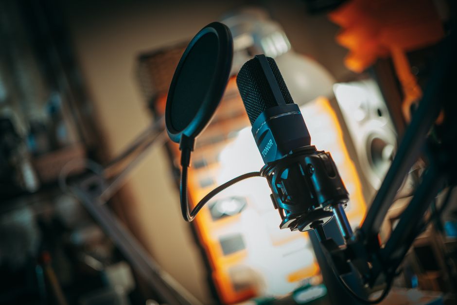 Microphone and sound waves, representing text-to-speech synthesis