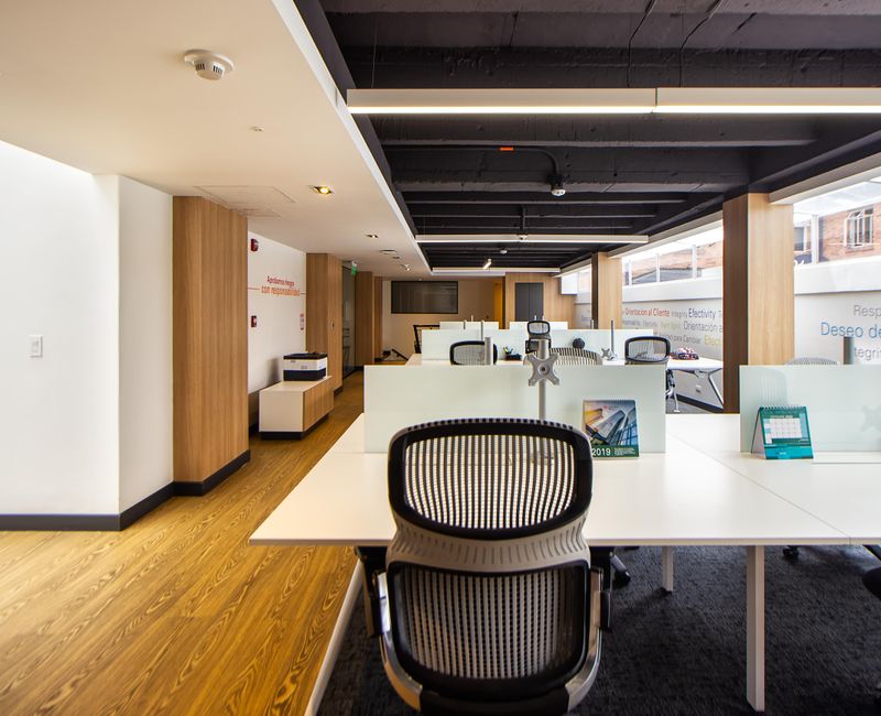 Diseño industrial innovador en un entorno de trabajo moderno