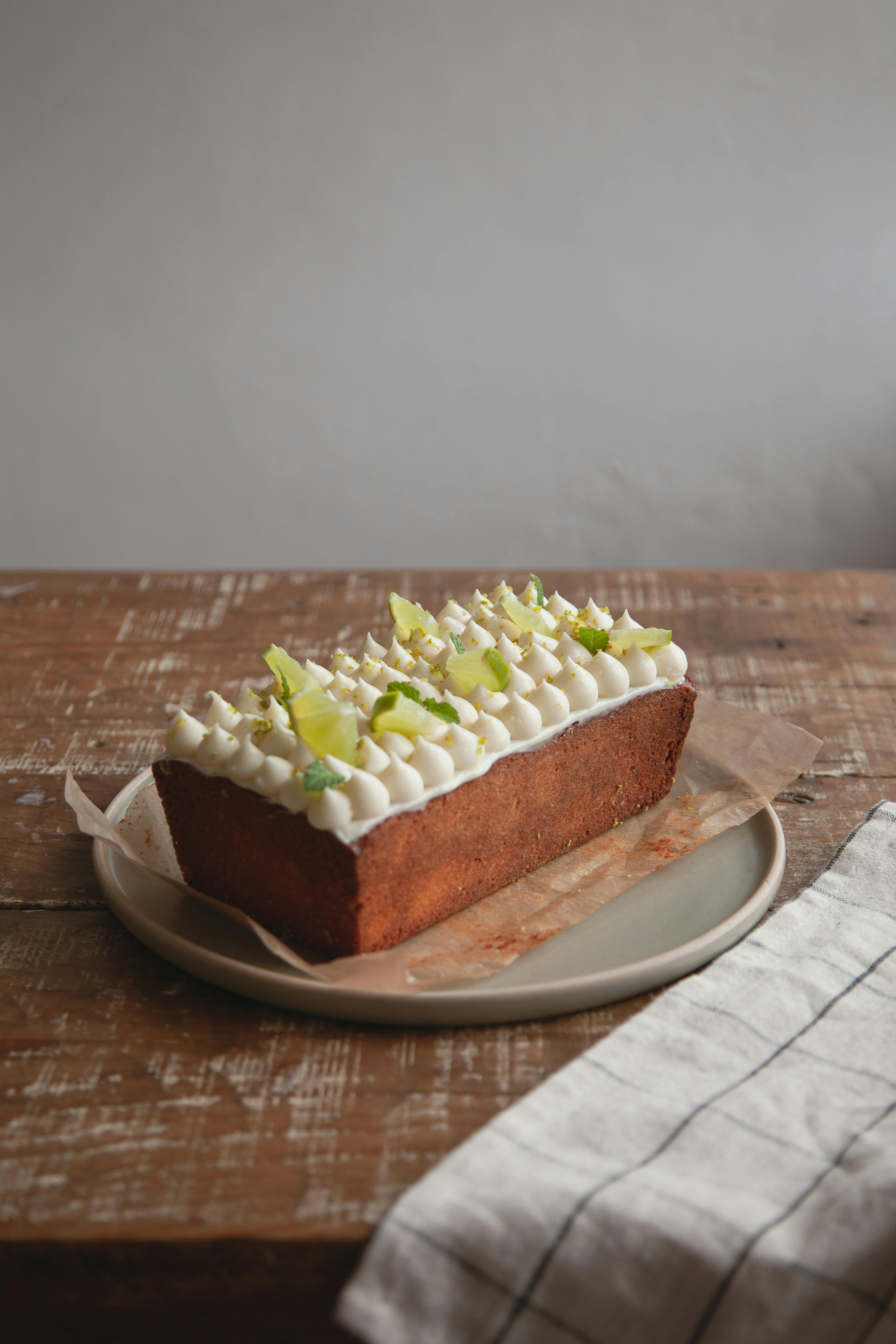 Equipo de cocina preparando servicio para comedor empresarial