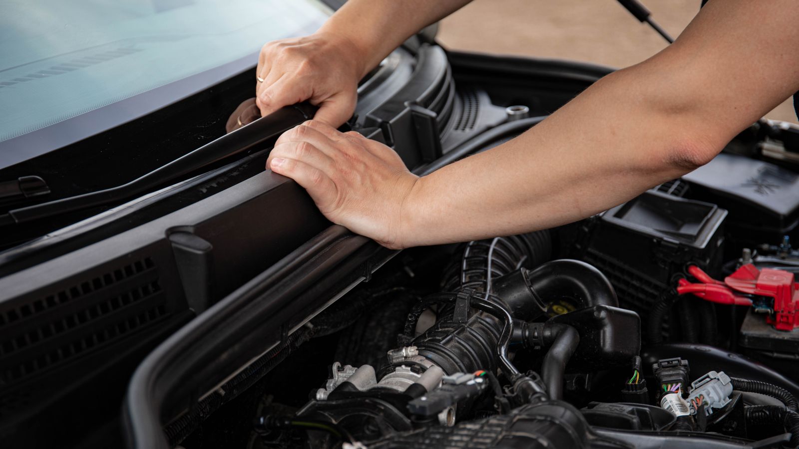 Inspeção do cofre do motor de um carro usado antes da venda