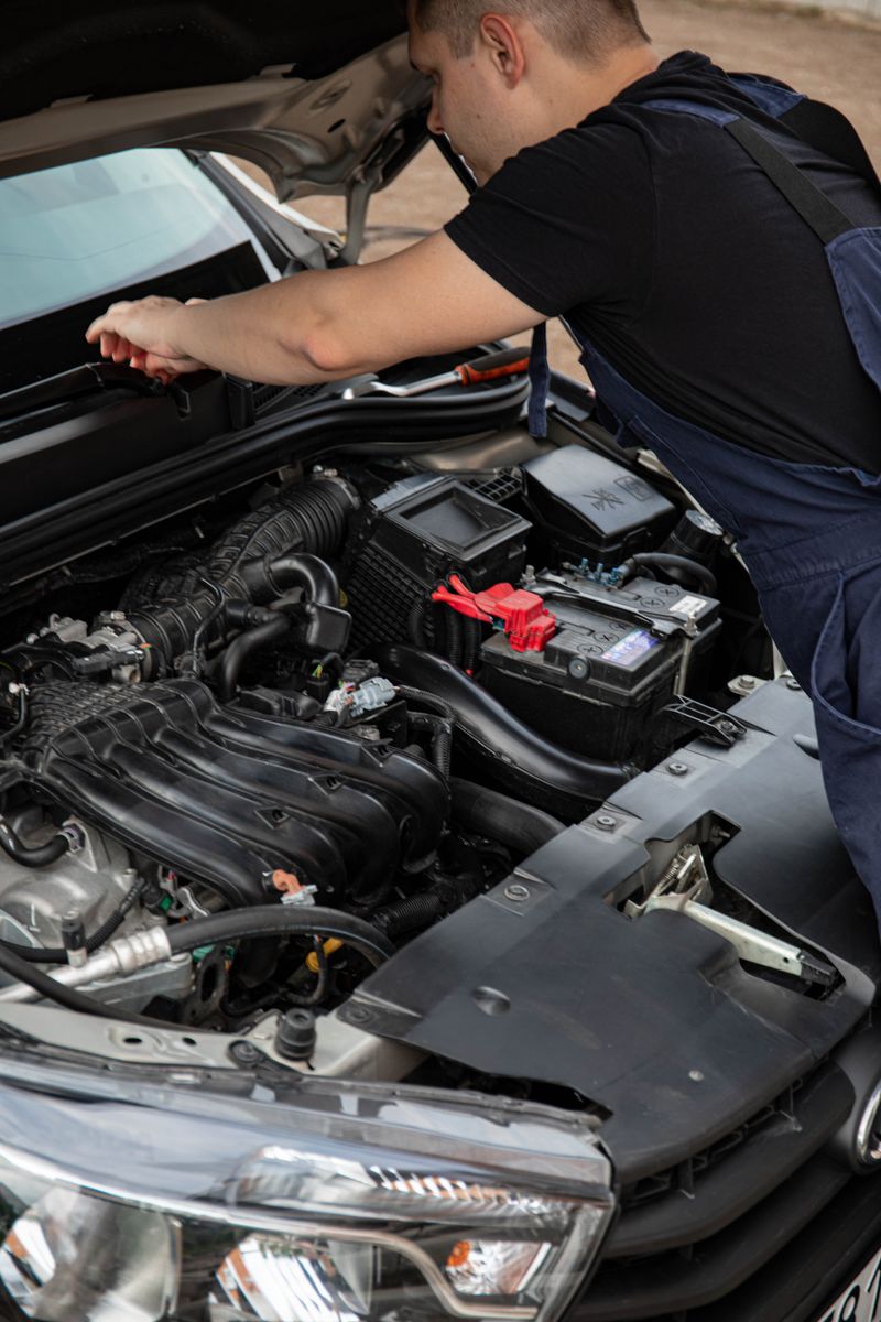 Motor bakımı yapan usta