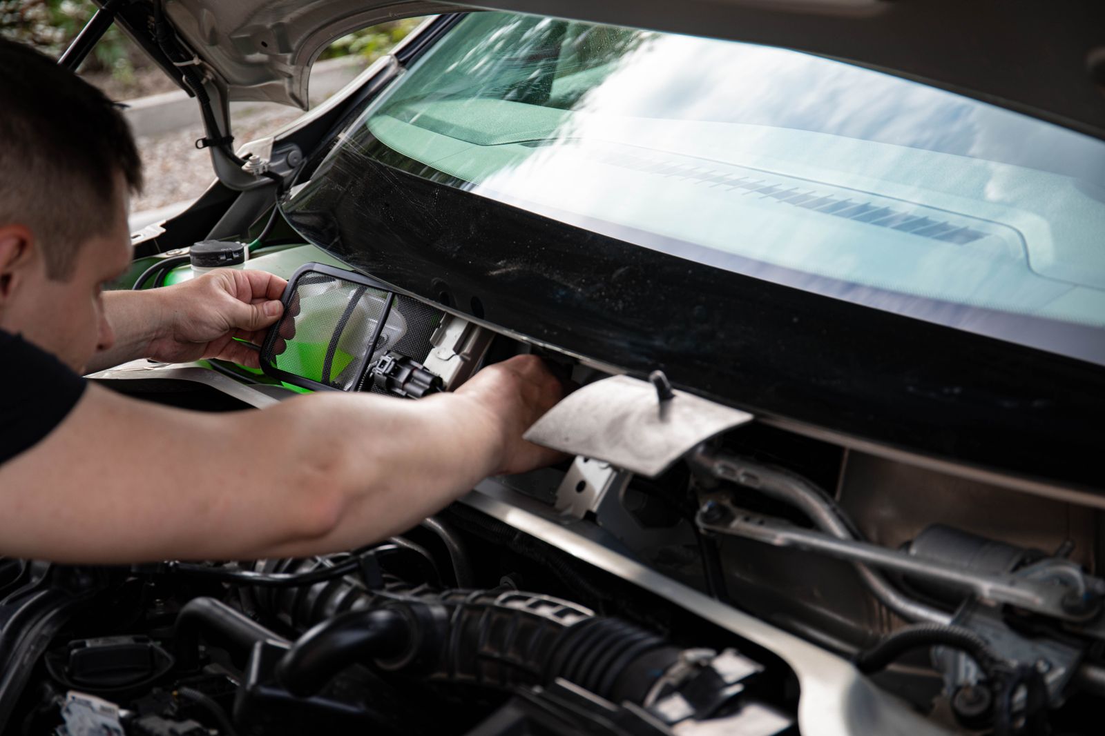 Auto glass and windshield service — Auto Glass Missed Calls: Answering While on a Windshield