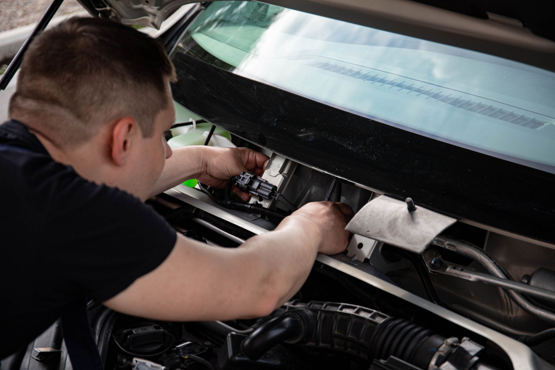 Mechaniker bei der Arbeit in einer Werkstatt