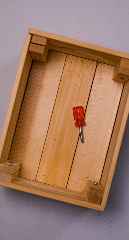 Бесплатное стоковое фото с вертикальный выстрел, деревянный ящик, инструмент