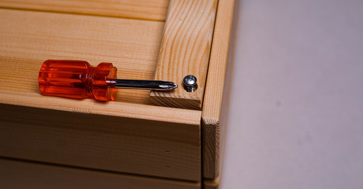 Guide pour la fixation de meubles en kit
